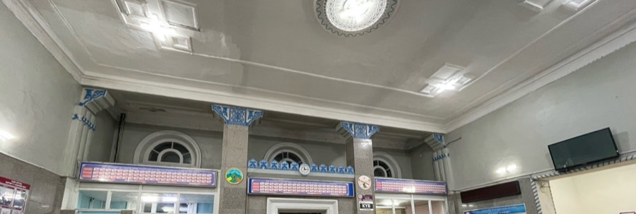 チョイル駅の待合室