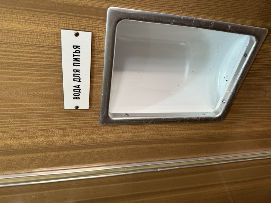 壁の飲み水の場所。上にロシア語で「飲み水」と書いた札があるが、蛇口は取り外されている