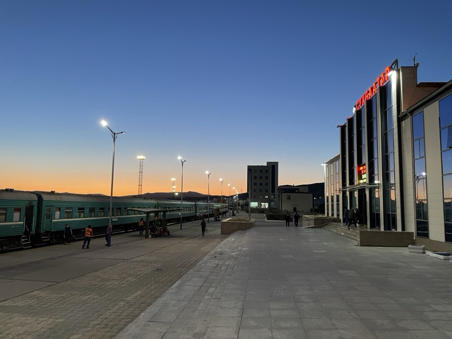 夕暮れのスフバートル駅